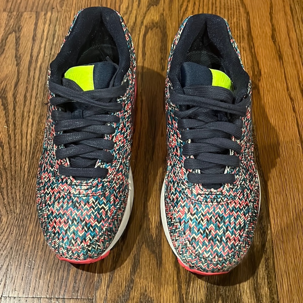 Women used Nike multicolored Air max size 7. No box